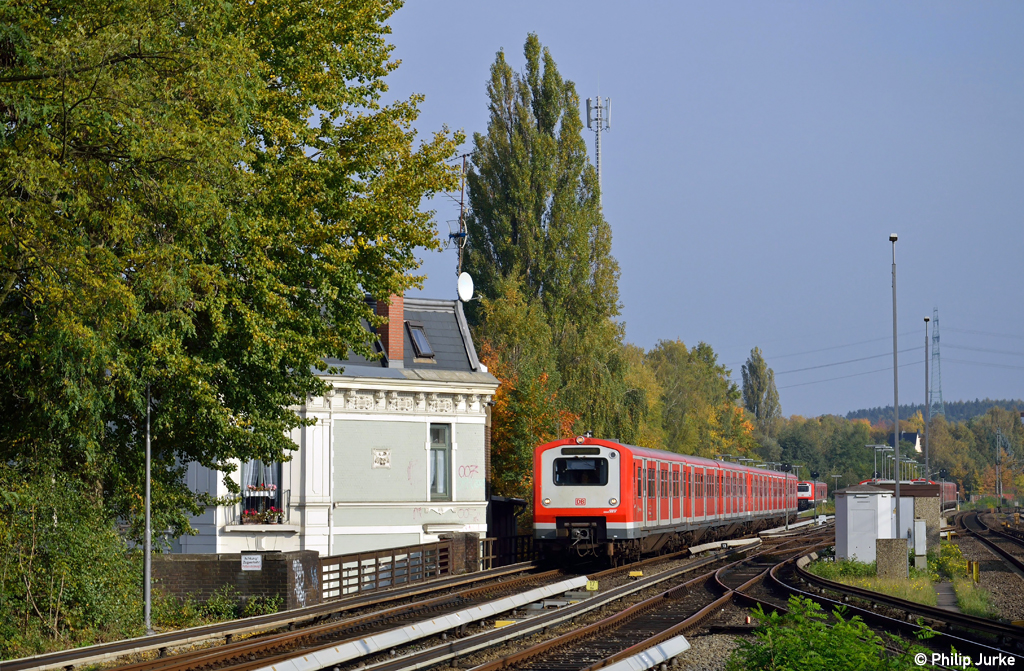 472 017-3 und 472 023-0 als S21 von Aumhle zur Elbgaustrae am 21.10.2012 in Hamburg-Bergedorf