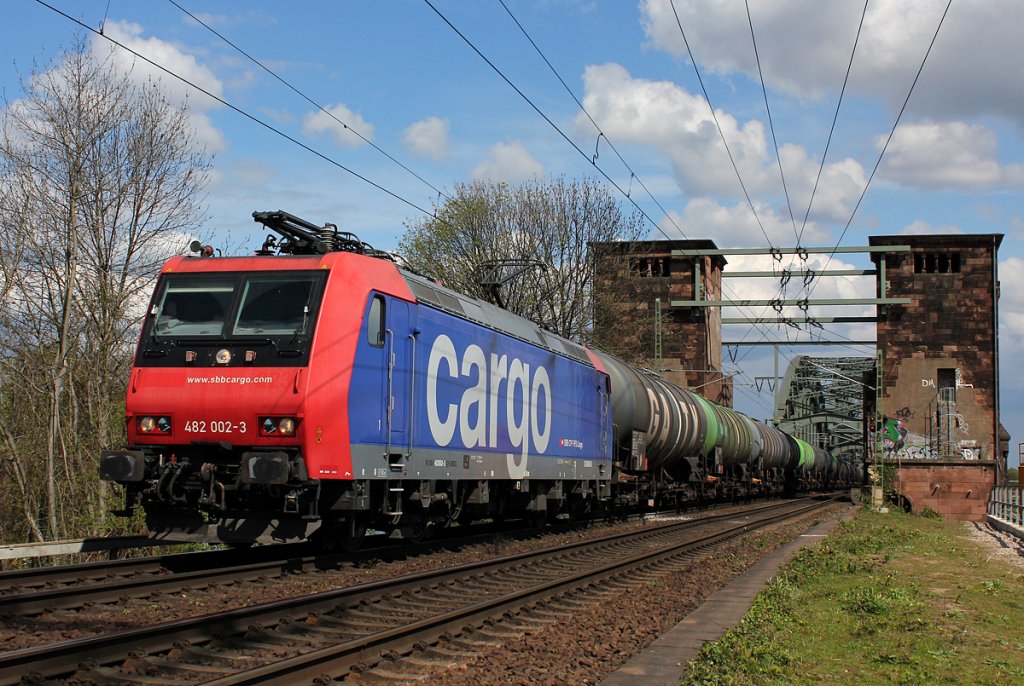 482 002-3 der SBB Cargo mit KeWa an der Klner Sdbrcke am 20.04.2012