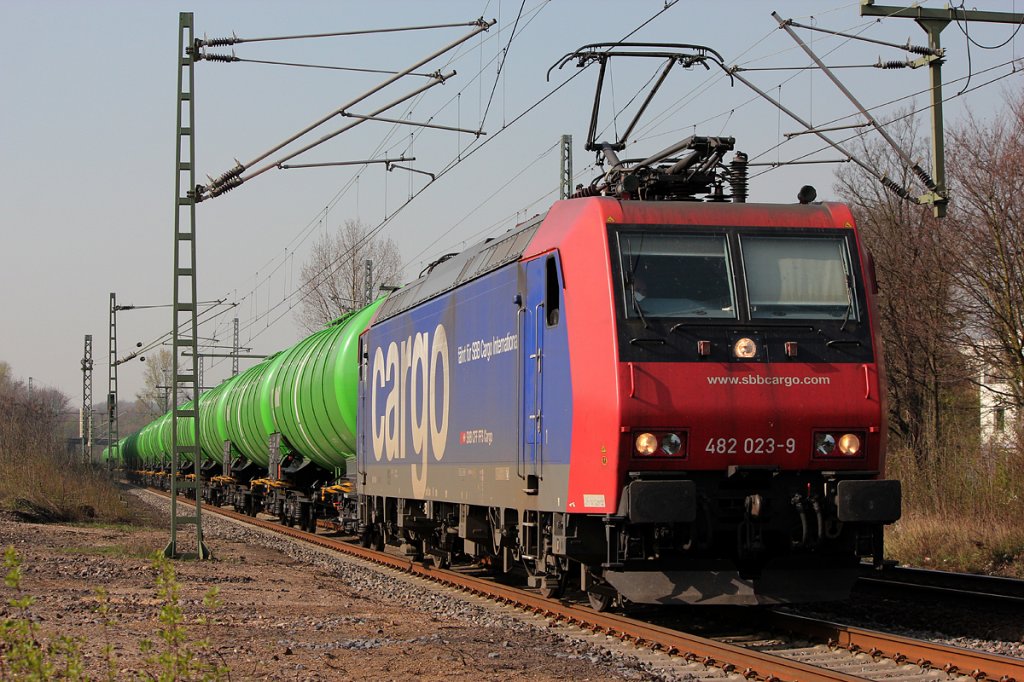 482 023-9 der SBB Cargo mit KeWa in Bonn Oberkassel am 28.03.2012