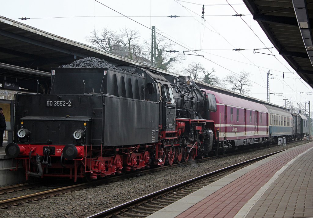 50 3552-2 am  Zug der Erinnerung  in Neuss Hbf. am 18.03.2011