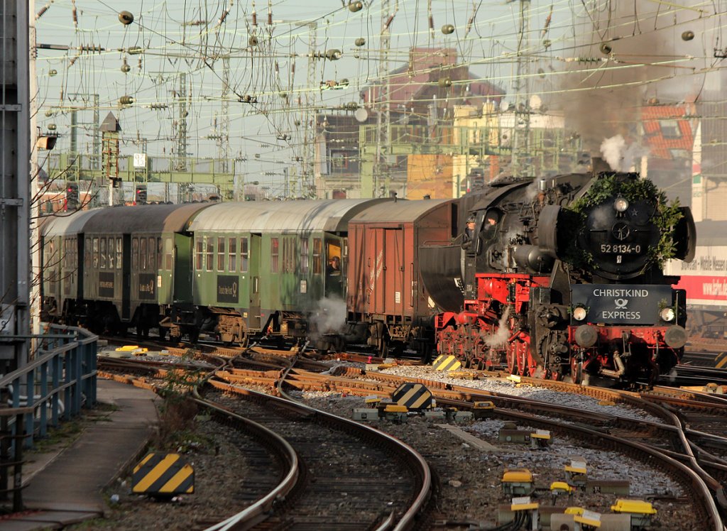 52 8134-0 der Eisenbahnfreunde Betzdorf bei der Einfahrt mit dem Christkind Postexpress in Kln Hbf am 10.12.2011, am Zugschluss lief V200 033 mit