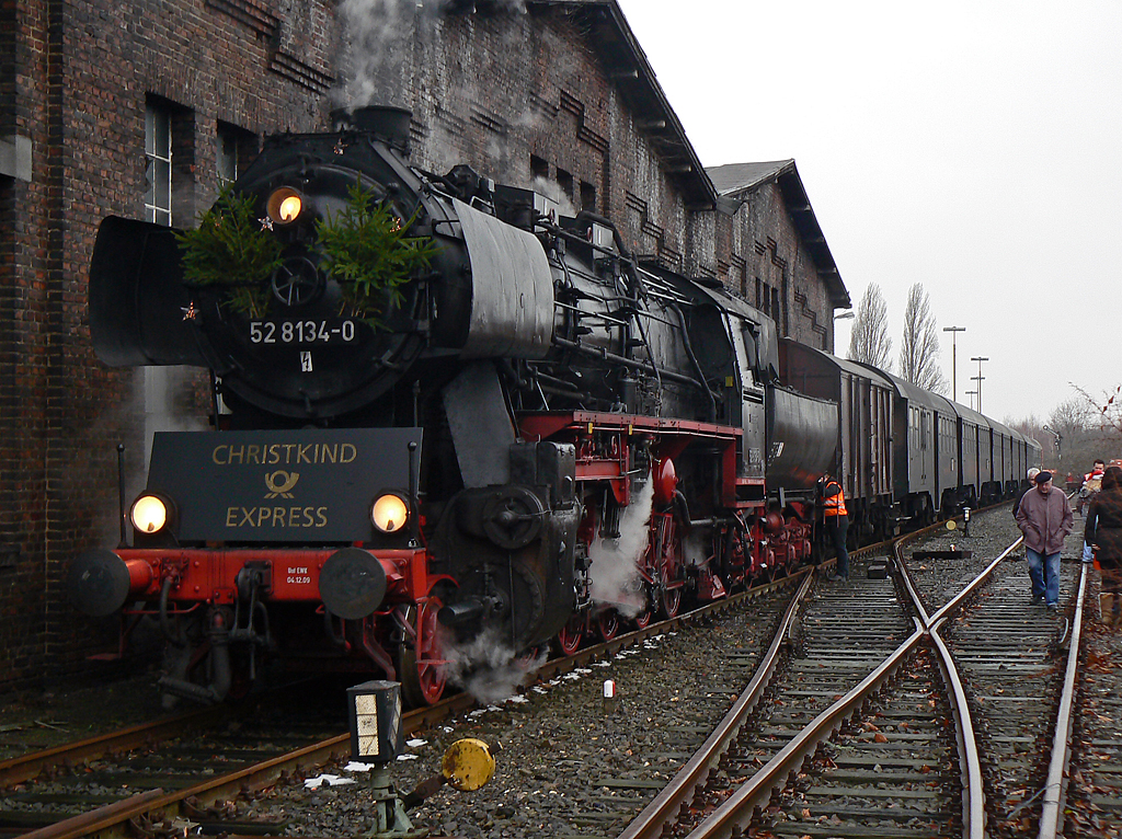 52 8134-0 steht abfahrbereit im alten BW Kln Nippes fr ihr Fahrt zum Christkind nach Engelskirchen am 11.12.2010
