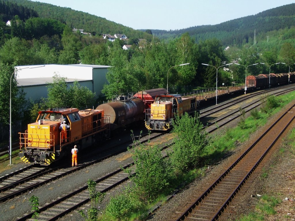 Am 09. Mai 2008 Betrieb auf der KSW Verschiebegleisanlage in Herdorf. Links die Lok 44 (MaK 1000 BB) steht mit bergabezug bereit, rechts die Lok 42 (G 1700 BB).