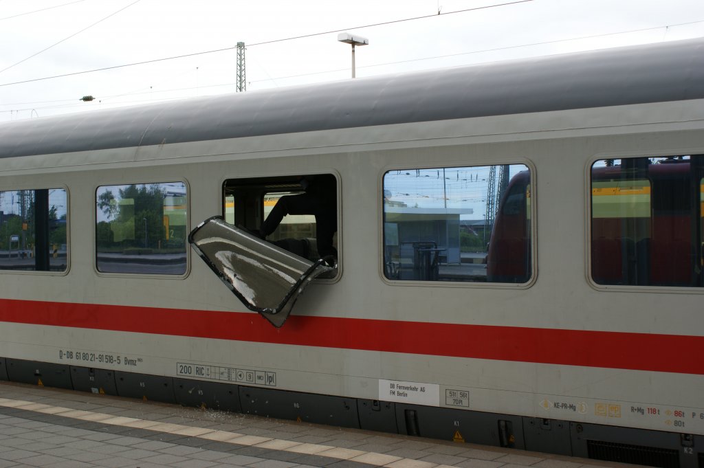 Am 14.05.2010 splitterte eine Scheibe des IC 2861 whrend der Fahrt zwischen Dortmund und Hamm. In Hamm wurde sie dann vorsichtshalber ganz entfernt und der Wagen fr Fahrgste gesperrt.
