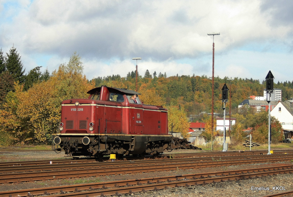 Am 24.10.2010 rangiert die V 100 2299 alleine durch den Frankenberger Bahnhof