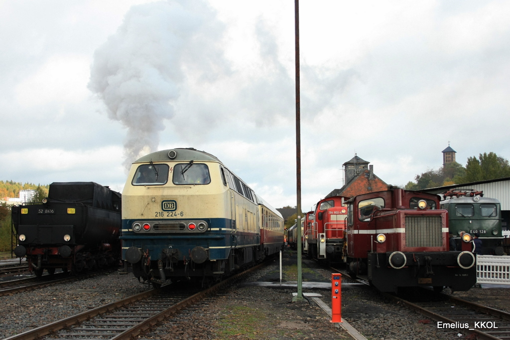 Am 24.10.2010 war das eigentliche groe Bahnhofsfest in Frankenberg an der Eder. Neber einander stehen die 52 8106, 216 224 die K und im Hintergrund eine V90 und die E40 128.