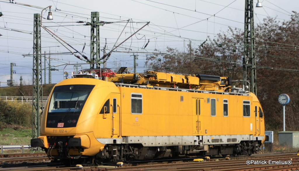 Auch dieser 711 104 rangiert im Frankfurt Vorfeld.