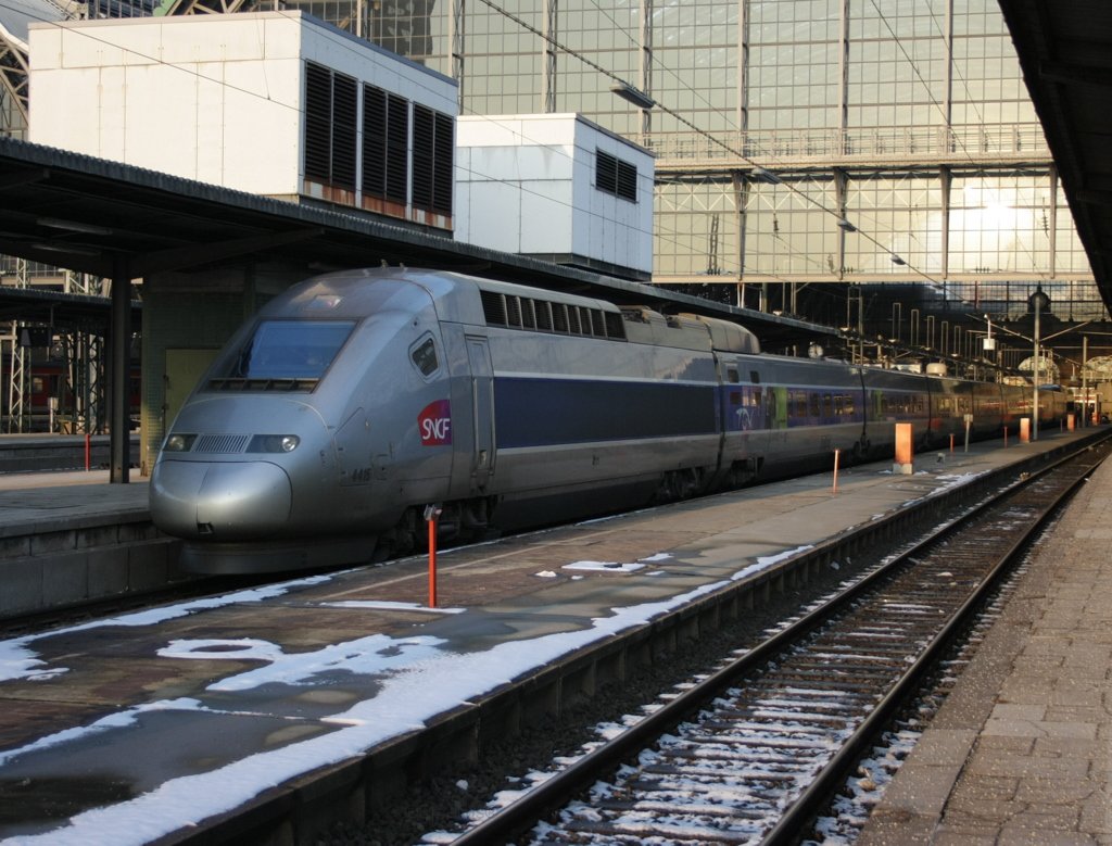 Auch dieser TGV steht im Franfkurter Hbf und wartet am frhen Abend auf Abfahrt gen Frankfreich.

Patrick E. 