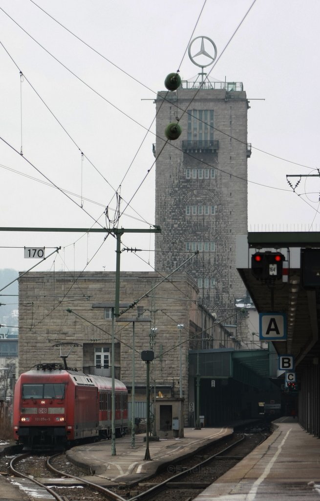 Auch dieser Turm verleirt bald seine Bedeutung wenn der Hauptbahnhof im Erdboden versinkt. Interesant ist auf Gelsi 170 die 101er mit nur einem N-Wagen.


