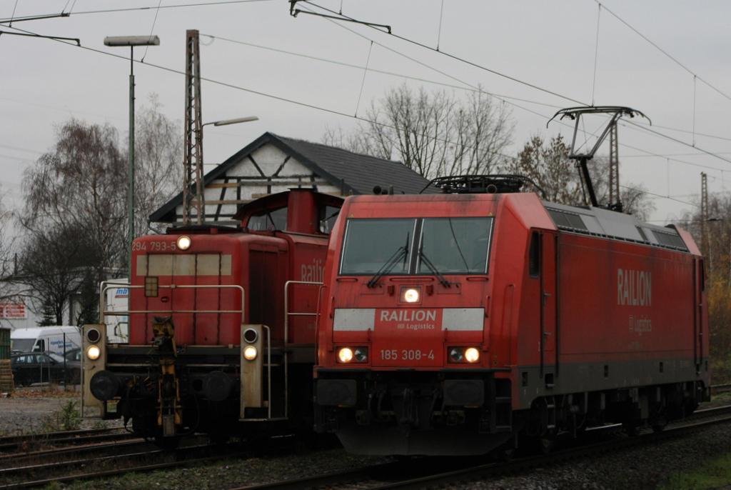 Aufgrund von ungeplanten Streckenarbeiten im Raum Abzweig Anger musste die 294 793-5 und die 185 308-4 am 17.11.2010 in Ratingen Lintof warten.
