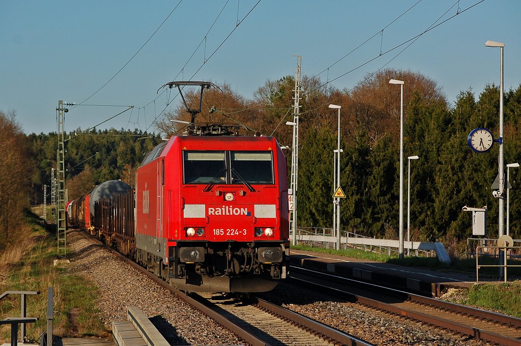 Beim Sonnenuntergang in Paindorf, konnte 185 224 von DB Schenker mit einem gemischten Gterzug festgehalten werden.
Aufgenommen am 09.04.2011.