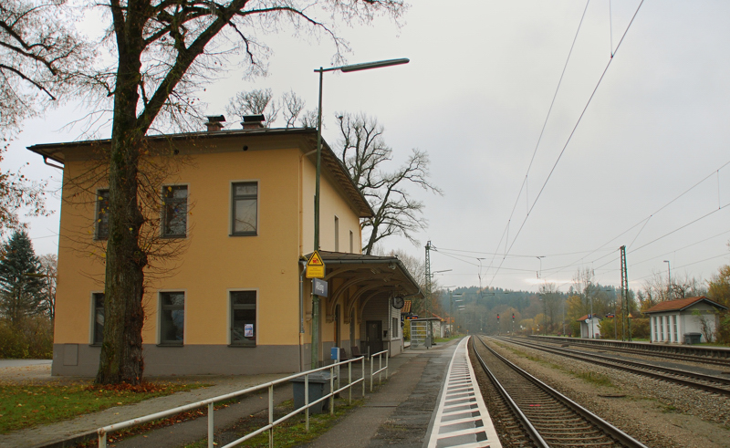 Blick von Norden nach Sden im Bahnhof Aling. Links das Gleis Richtung Mnchen. Mitte, Durchfahrt Richtung Salzburg. Rechts das Haltegleis der RB Richtung Salzburg. Aufgenommen am 11.11.12.