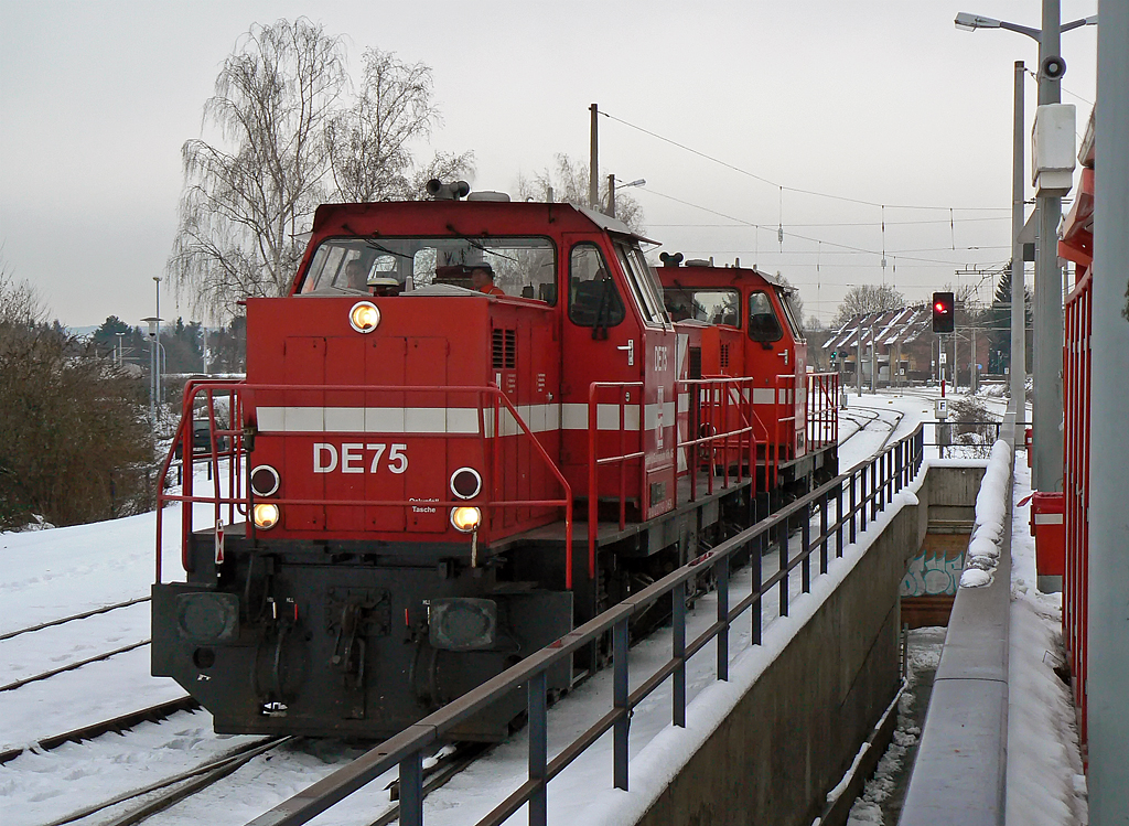DE 75 der HGK mit Schwesterlok auf dem Weg zu weiteren Rangierarbeiten in Brhl-Vochem am 28.12.2010