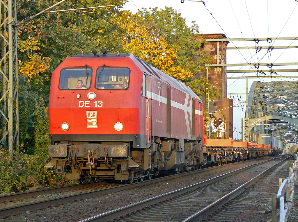 DE13 der HGK kommt mit den letzten Sonnenstrahlen ber die Klner Sdbrcke am 28.10.2010