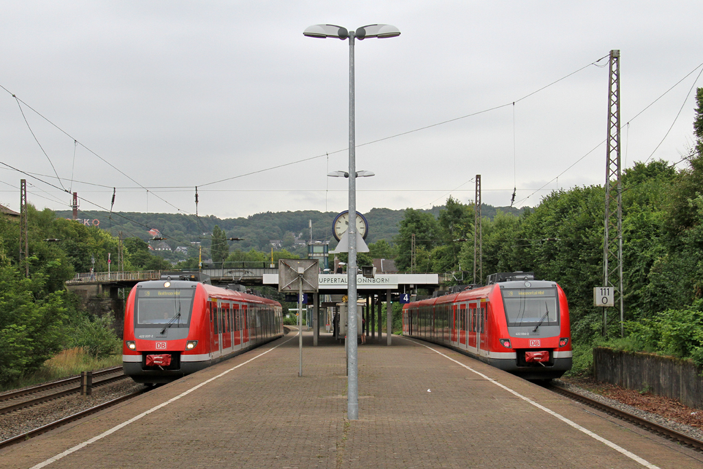 Der 422 037-2 und 422 004-2 in Wuppertal Sonnborn am 30,08,12