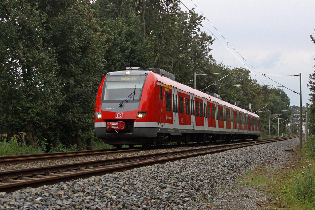 Der 422 082-8  Hilden  als S9 nach Wuppertal Hbf in Wlfrath Aprath am 16,09,11 