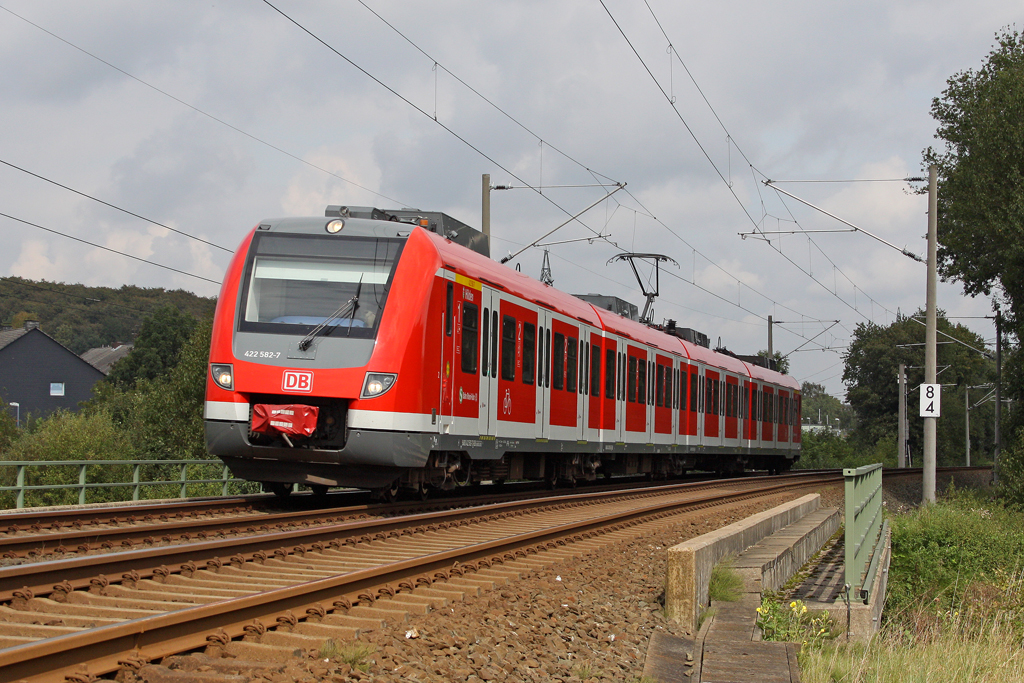 Der 422 582-7 / 422 082-8  Hilden  als S9 nach Wuppertal Hbf in Neviges am 15,09,11 
