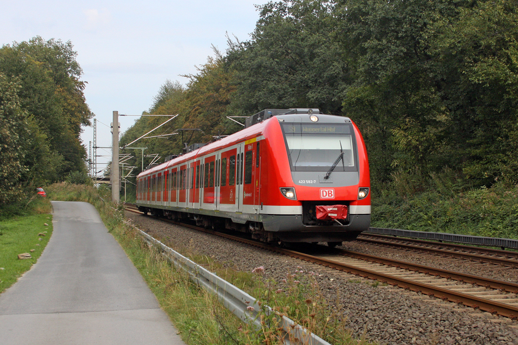 Der 422 582-7 / 422 082-8  Hilden  als S9 nach Wuppertal Hbf in Wlfrath Oberdssel am 16,09,11 