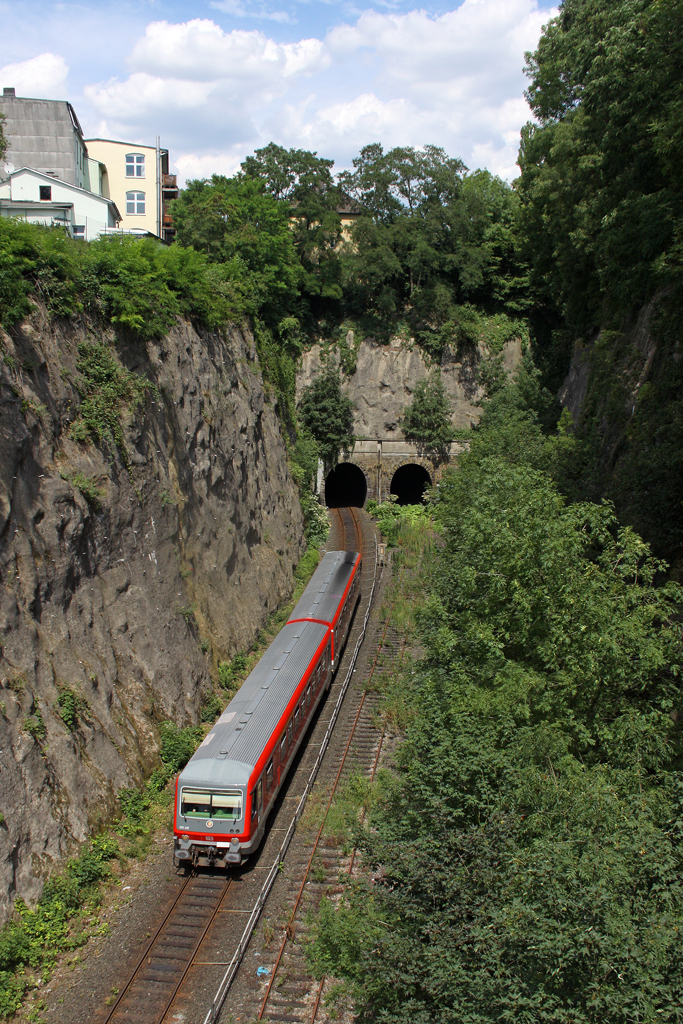 Der 928 495 als RB 47 richtung Solingen hat grade den westlichen Rauenthaler Tunnel passiert am 12,07,11