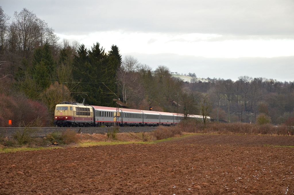 Der Freitgliche IC 118 mit 103 245 von Ulm nach Stuttgart bei Reichenbach/Fils. (20.01.2012)