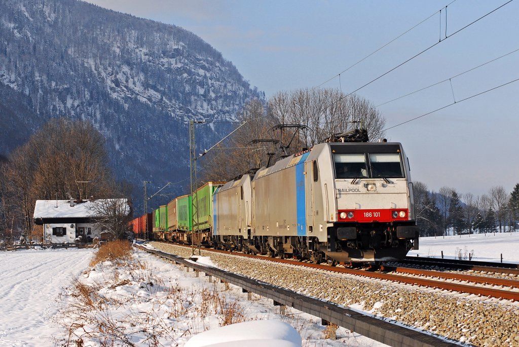 Der Hangartner Zug mit 186 101 + 186 110 Railpool Richtung Kufstein.
Aufgenommen am 04.12.2010 bei Reisach