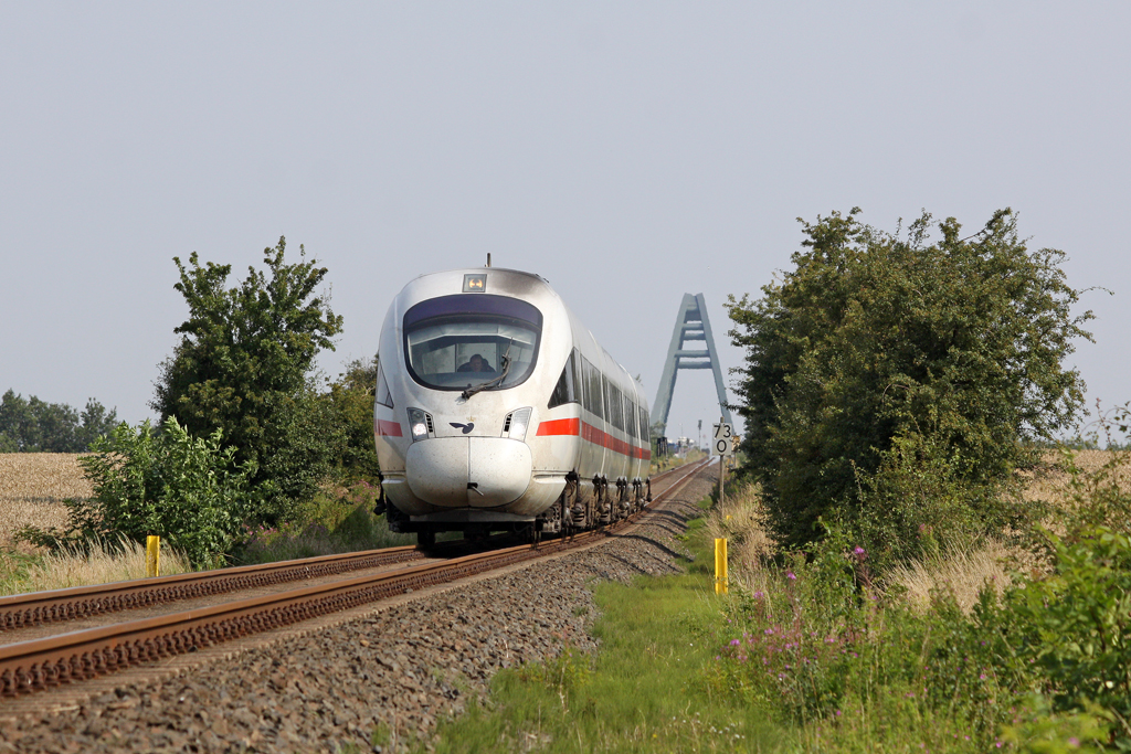 Der ICE TD 605 004 als ICE 38 Kopenhagen-Berlin Ostbahnhof fhrt ber die Vogelfluglinie bei Groenbrode am 04,08,11