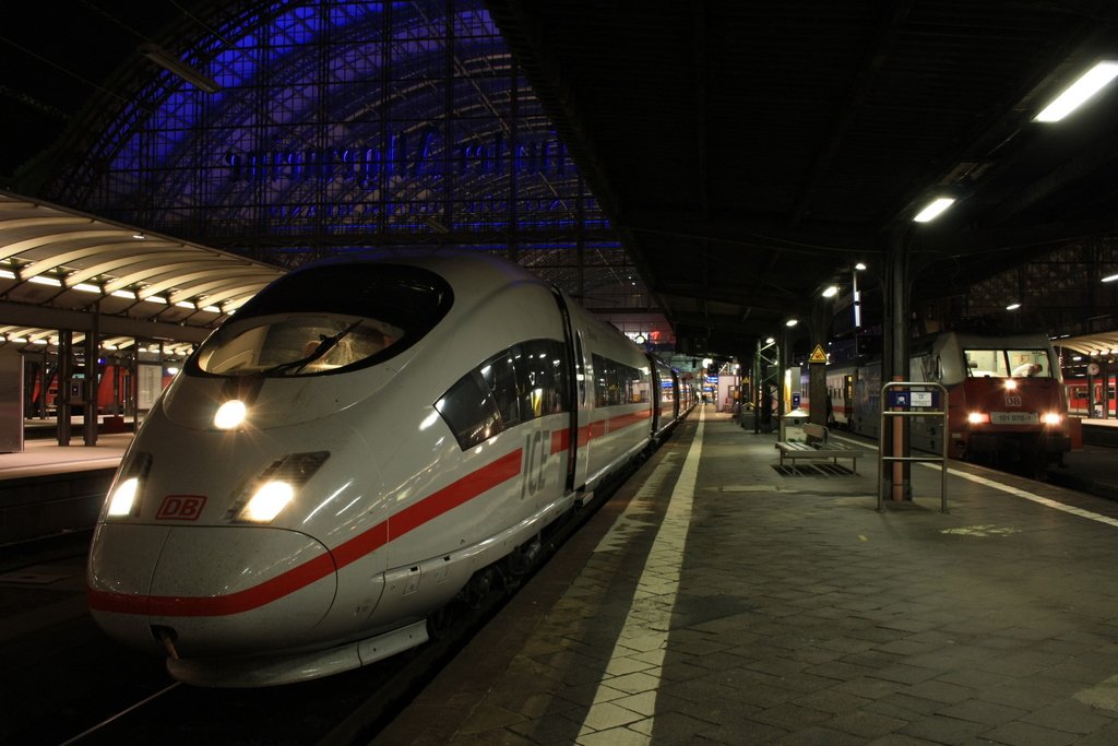Der ICE verlsst am Abend des 12.06.2010 den Frankfurter Hbf in Richtung Dortmund und die 101 070-1 muss noch warten.