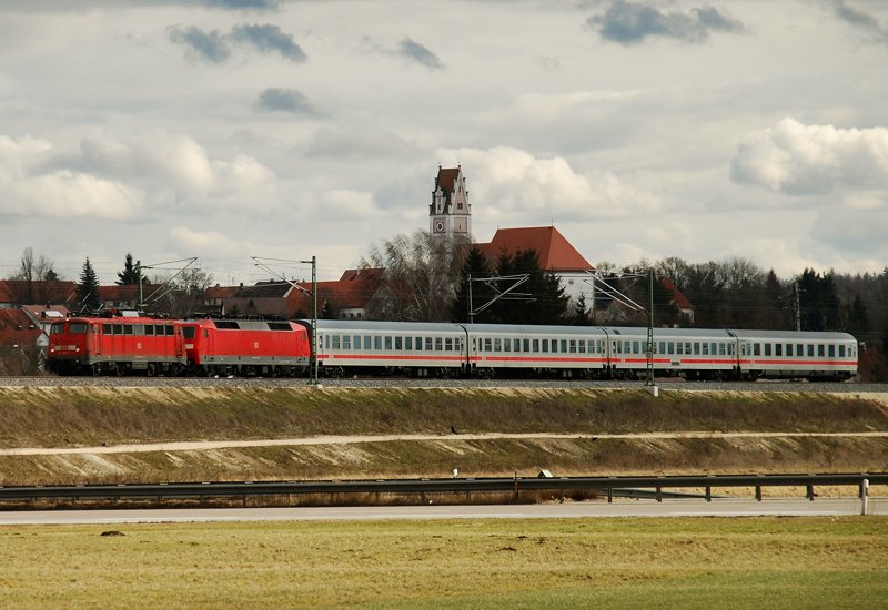 Der PbZ vom 26.02.10, aufgenommen vor dem Hintergrund der Kirche von Scheppach, Strecke Augsburg-Ulm. Loknummern 113 268-7 + 120 111-0.