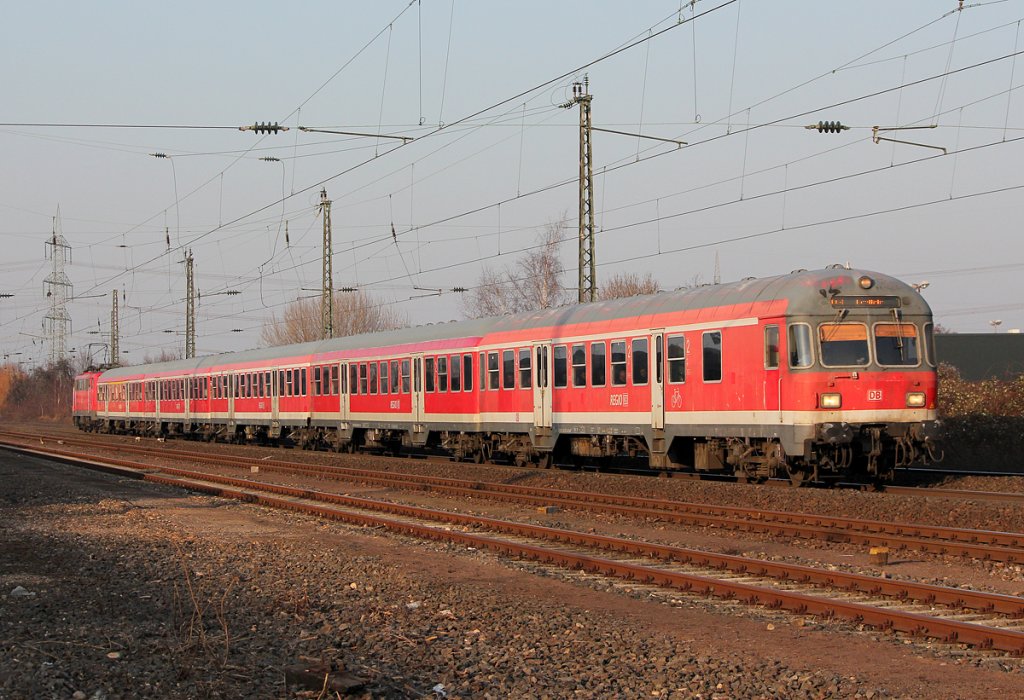 Der RB48 mit N-Wagenpark, geschoben von 111 122, aufgenommen bei Brhl Vochem am 08.02.2012