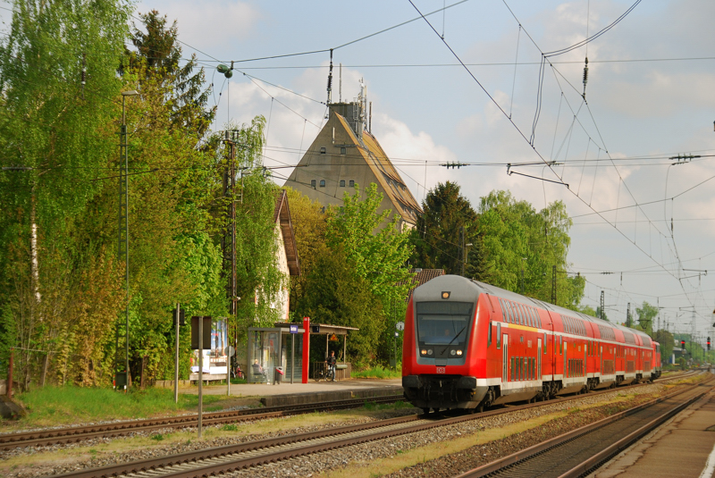 Der RE Mnchen-Treuchtlingen, aufgenommen bei der Durchfahrt durch Gersthofen, am 27.04.11.