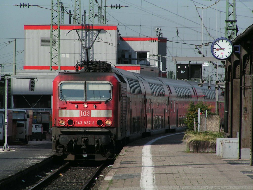 Der Renn-Trabbi 143 837-3 kommt als Mittel-Rhein-Main-Express aus Koblenz gerade in Frankfurt Hbf Gleis 1a an. Aus irgeneinem grund fuhr der Zug heute von dort ab und nicht wie blich von Gleis 20.

P.E
