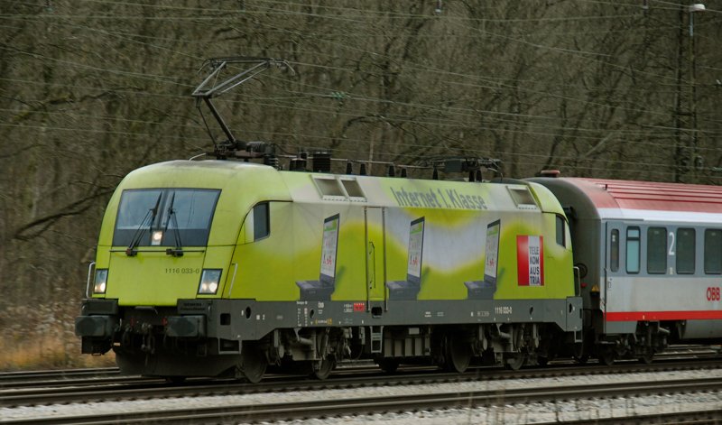 Der Telekom Austria Ox! 1116 033-0, aufgenommen am 06.12.09, bei der Durchfahrt durch Neuoffingen, Strecke Ulm-Augsburg.