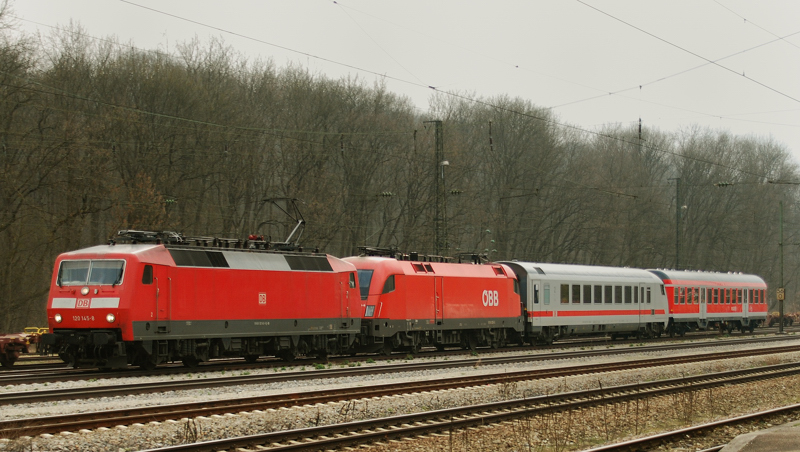 Deutsch- sterreichischer-Schad PbZ! 120 145-8 + 1016 026-5 + 1 IC-Steuerwagen + 1 RB-Waggon, aufgenommen am 26.03.11, bei der Durchfahrt durch Neuoffingen.