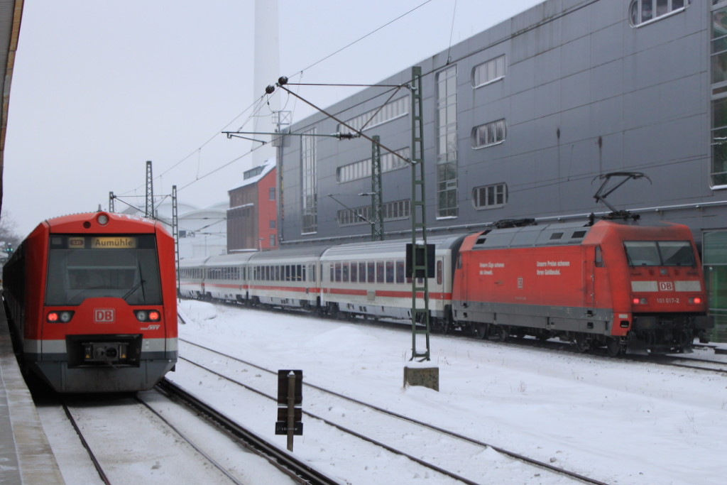 Die 101 017 rast an der Hamburger S-Bahn und dem Bahnhof Sternschanz vorbei. Am 28.12.2010