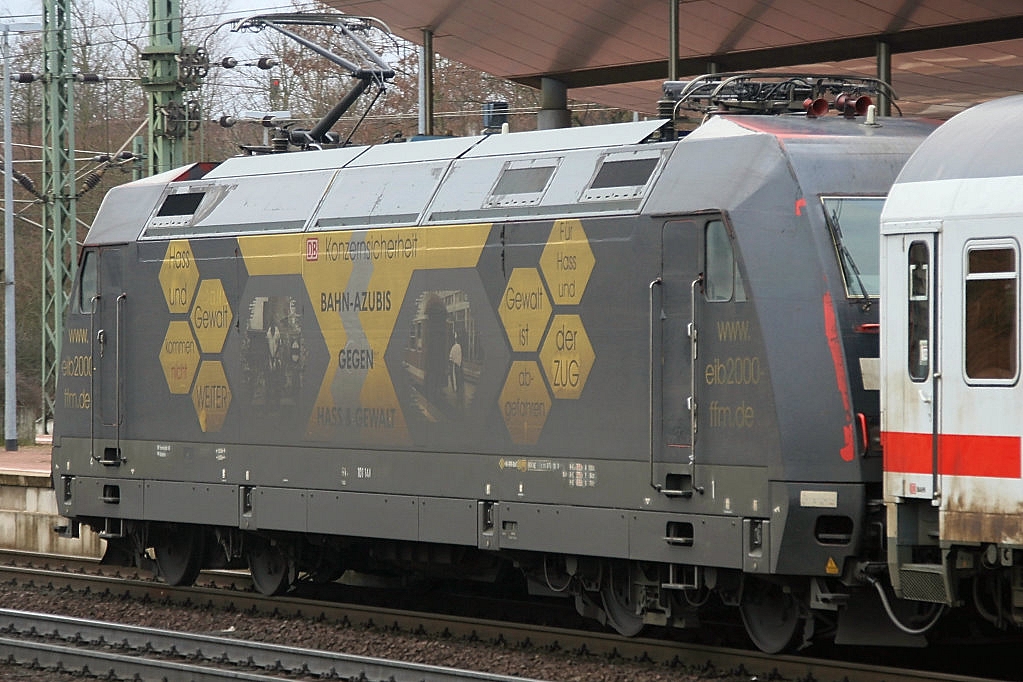 Die 101 141-0 mit einem IC bei der Abfahrt in Kassel-Wilhelmshhe aufgenommen am 20.03.2010.