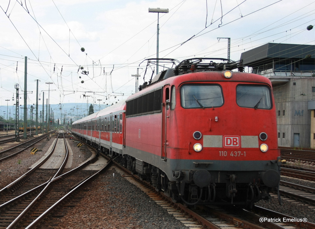Die 110 437-1 in Mainz Hauptbanhof am 22.06.2010