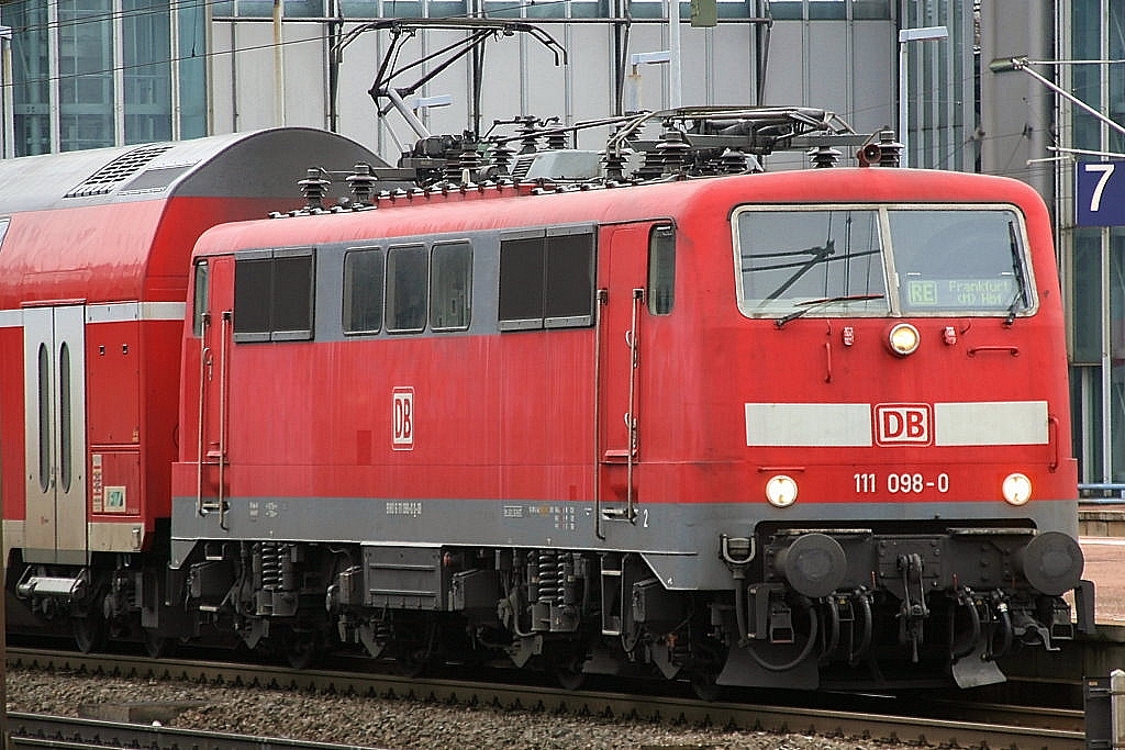 Die 111 098-0 mit dem RE bei der Abfahrt nach Frankfurt in Kassel-Wilhelmshhe aufgenommen am 20.03.2010.
