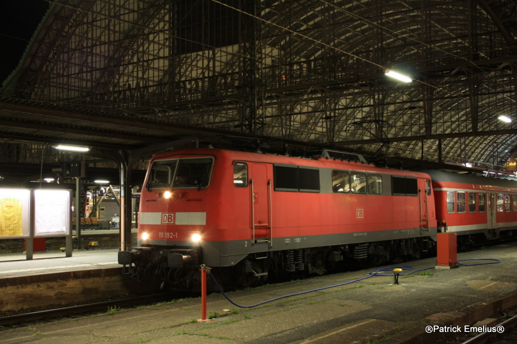 Die 111 12 wartet vor der wunderschnen Hallenkostruktion des Frankfurter Hauptbahnhofs auf die Abfahrt nach Heidelberg Hbf.

