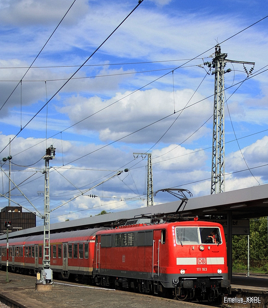 Die 111 163 kommt gerade aus der Abstellanlage und rangiert Ihren Zug an den Bahnsteig um am 16.09.2010 pnktlich den Stuttgarter Hbf zu verlassen.
