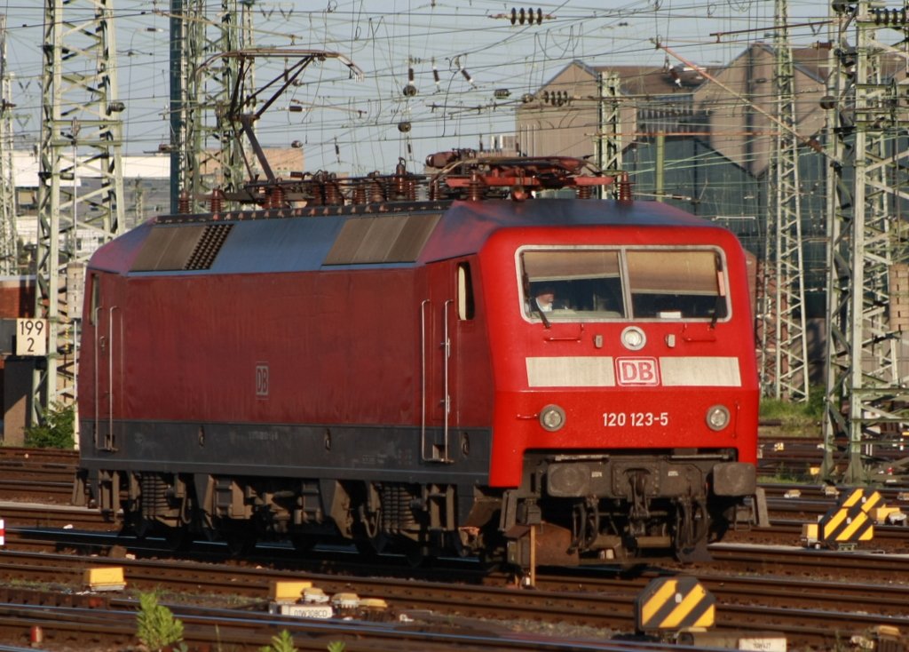 Die 120 123-5 hat noch orientrote Stromabnehmer als Sie vom ehemaligen BW1 in Frankfurt kommt und am 04.06.2010 im Hbf Kopf machen und dann Lz in Richtung Darmstadt.