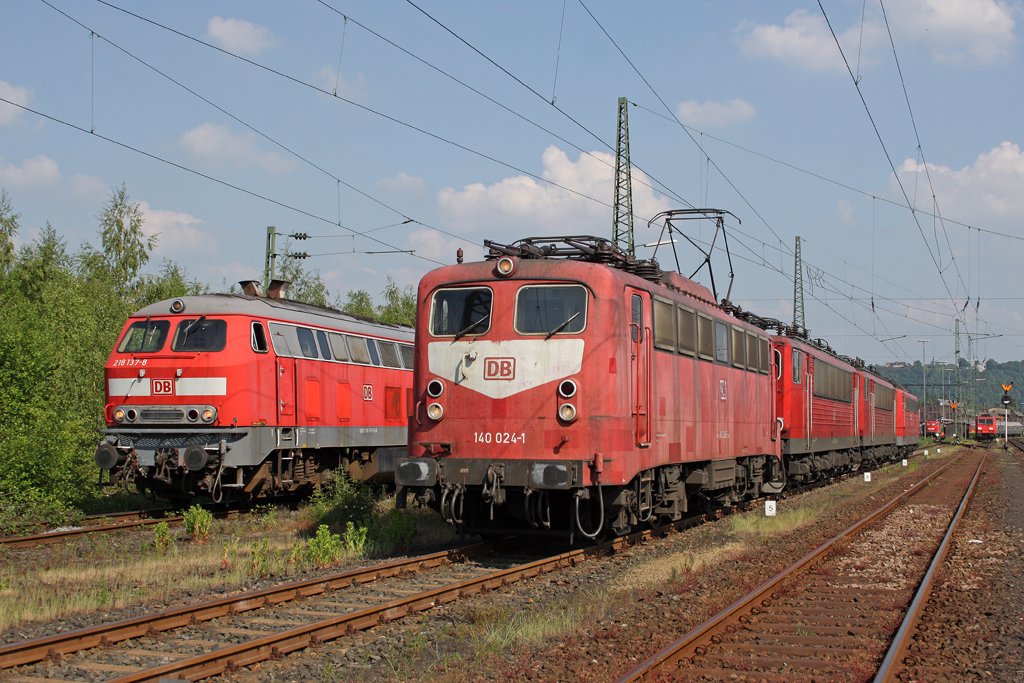 Die 140 024-1 neben 218 137-8 nach der Lokparade vom DB Museum Koblenz Ltzel am 21,05,11