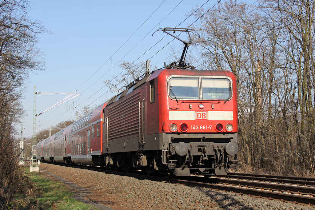 Die 143 661-7 als RE nach Koblenz in Raunheim am 31,03,11