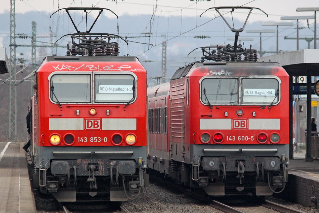 Die 143 853-0 und 143 600-5 als RE13 in Wuppertal Vohwinkel am 22,01,10