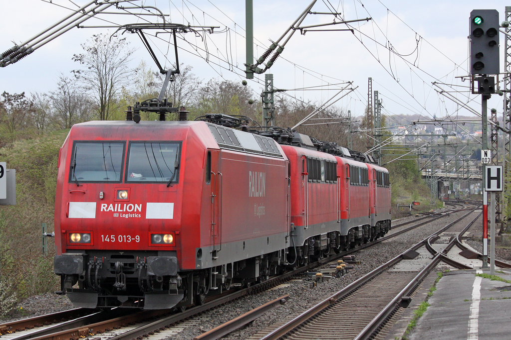 Die 145 013-9 mit einen Lokzug in Wuppertal Vohwinkel am 21,04,10