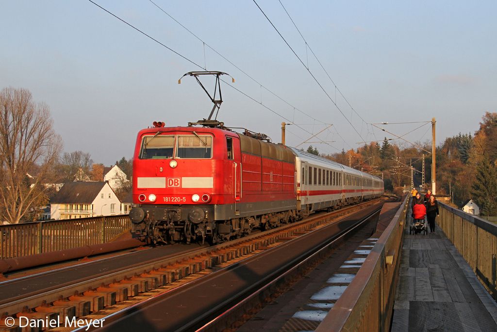 Die 181 220 mit IC 134 nach Luxembourg auf der Koblenz Glser Eisenbahnbrcke am 19,11,12