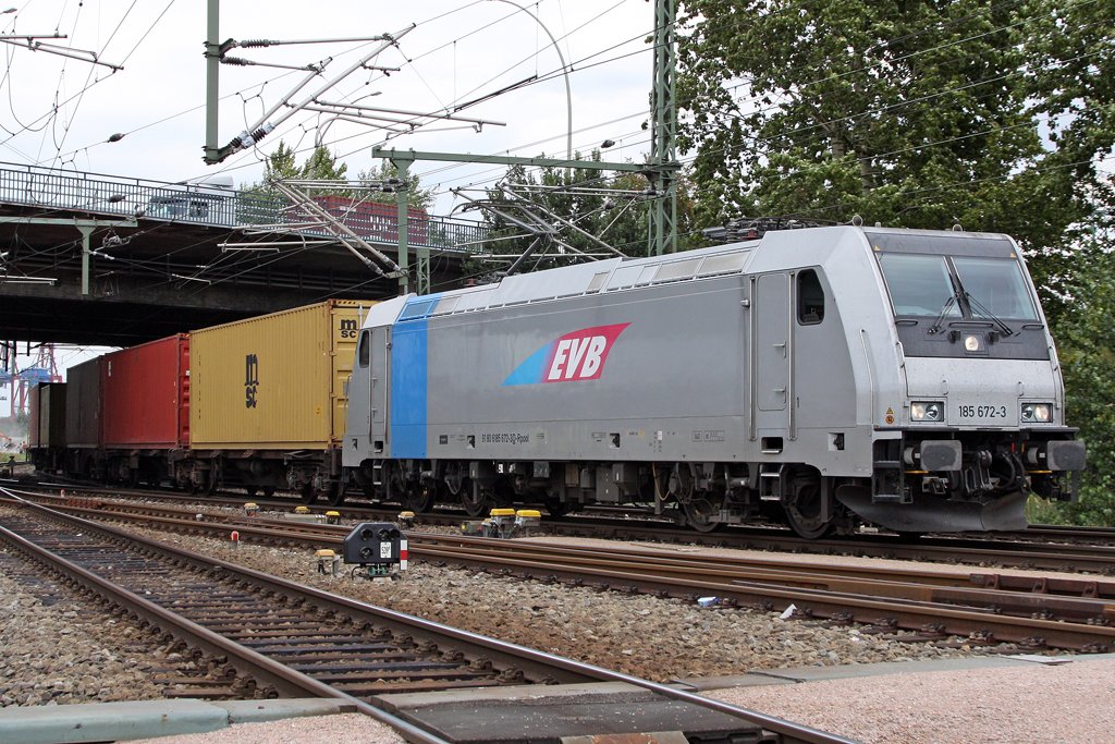 Die 185 672-3 der EVB bei der Einfahrt in den Gterbahnhof Hamburg Waltershof, am 27,08,09