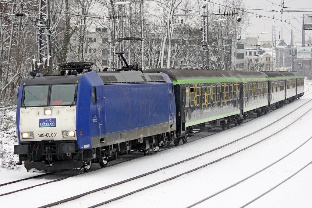Die 185-CL 001 mit 5 Eurostrandwagen fahren als RE13 fr die Eurobahn, in Wuppertal Elberfeld am 01,02,10