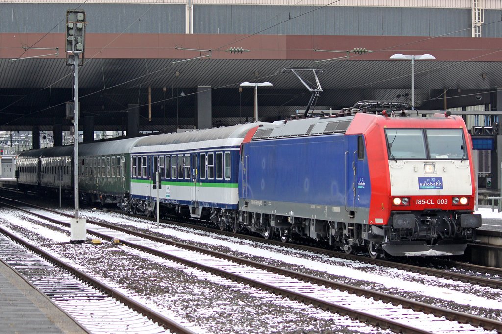 Die 185-CL 003 mit dem RE 13 Erstzzug in Dsseldorf Hbf am 13,02,10