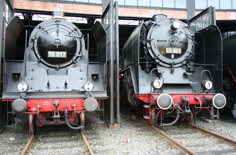 Die 19-017 und die 03-001 abgestellt im Dresdener Eisenbahnmuseum am 11.07.09 