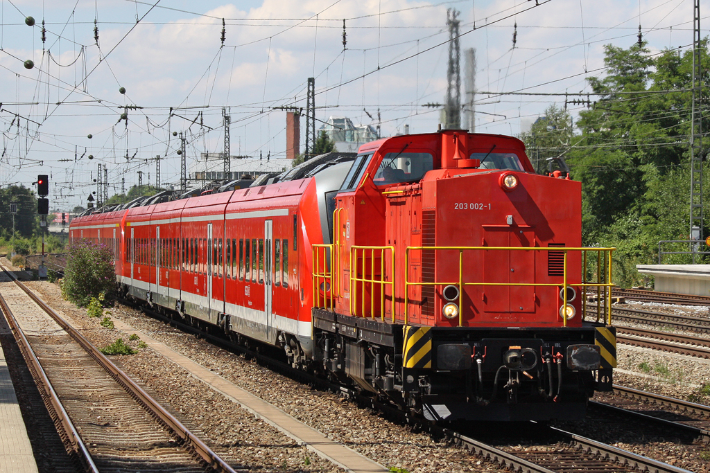Die 203 002-1 der Mnchener S-Bahn mit 2 Br 440 in Mnchen Heimeranplatz am 31,07,10